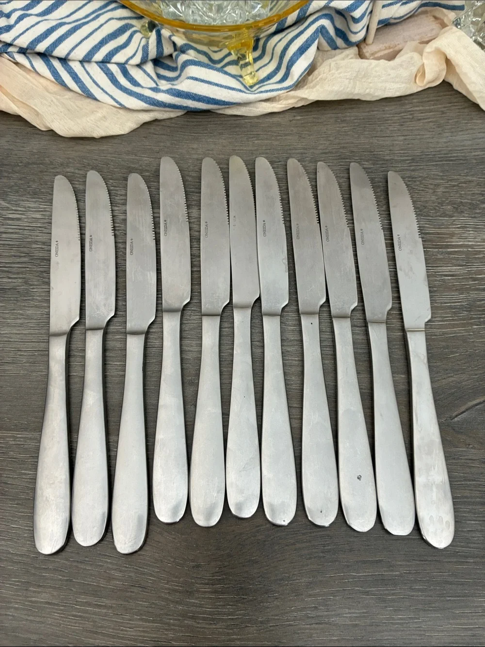 Oneida Flatware Stainless 47 pieces Sleek Satin Finish